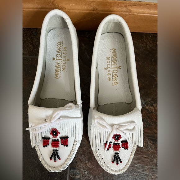 Women’s Minnetonka Moccasin white beaded thunderbird Animiki hard sole. Size 7 - Picture 2 of 12